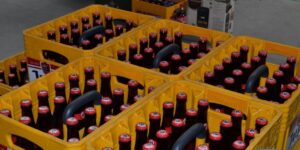Fidèles de l’église Louzolo Amour OPH consommant la bière lors d’un culte à Pointe-Noire