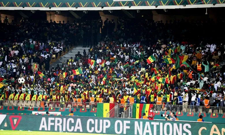 Supporters sénégalais avec drapeaux du Sénégal lors de la finale CAN 2025 au Stade Moulay Abdellah de Rabat